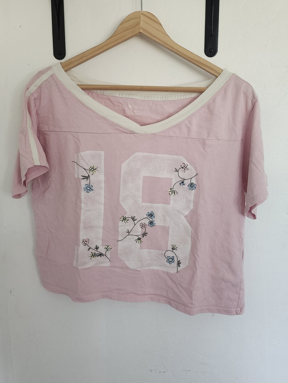 Hollister Pink Floral 18 Graphic V-Neck Crop Top